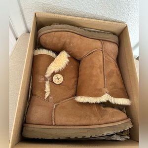 UGG w Bailey Button 5803 w/ Chestnut size 10